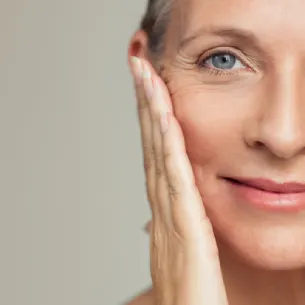 Visage de femme, main sur la joue